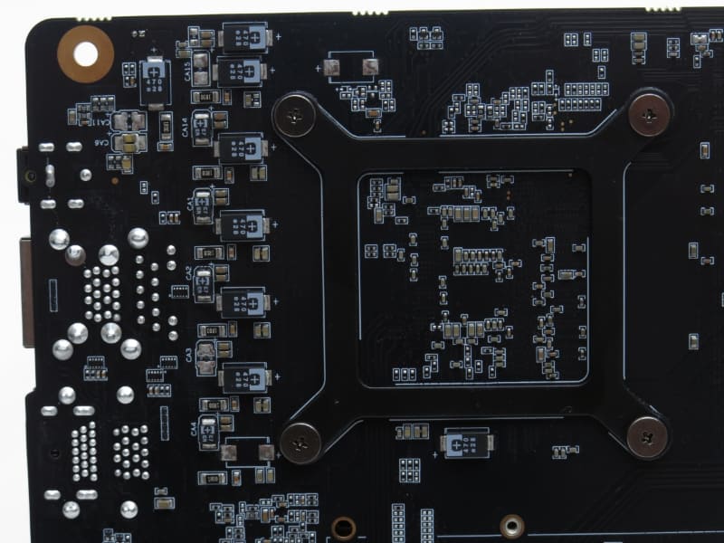 RT3624BEの実装例として4(VCORE)+2(VAGX)フェーズが挙げられている。今回CPUクーラーを外さなかったためフェーズ数は確認できないが、タンタルコンデンサの数からして概ねそれに準じていると思われる