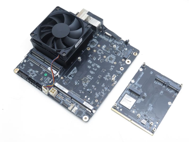 MXMカードを外したところ。意外とあっさりしている