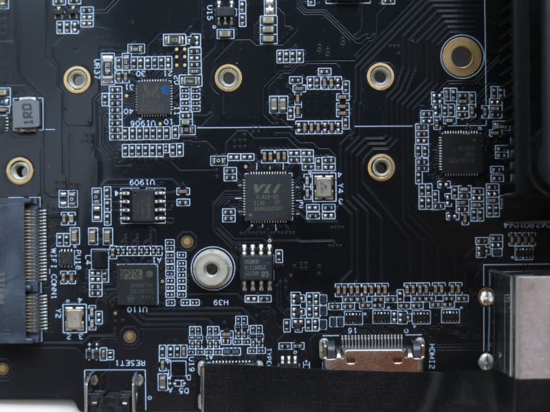 背面USB 3.1用ハブコントローラ「<a href="https://www.via-labs.com/product_show.php?id=99" class="n" target="_blank">VL822</a>」