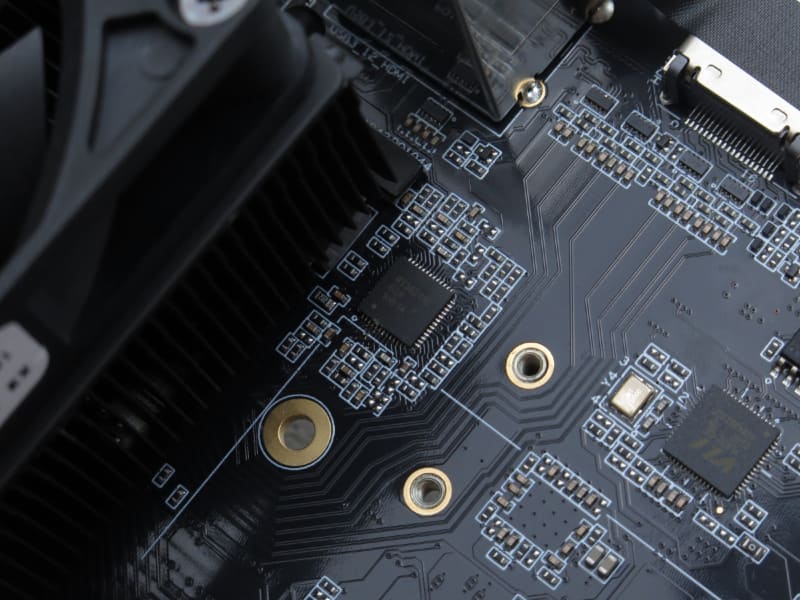 CPUのPWM電源コントローラはRichtekの「<a href="https://www.richtek.com/Products/Vcore/intel-vcore/RT3624BE?sc_lang=en" class="n" target="_blank">RT3624BE</a>」。IMVP9.1仕様に準じるシンクロナスバルクコントローラで2系統出力に対応する