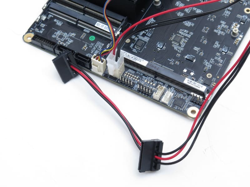 SATAドライブを接続する場合、付属のケーブルを使用する。なお5V駆動のみに限られるので事実上2.5インチ(それも5Vのみ)専用