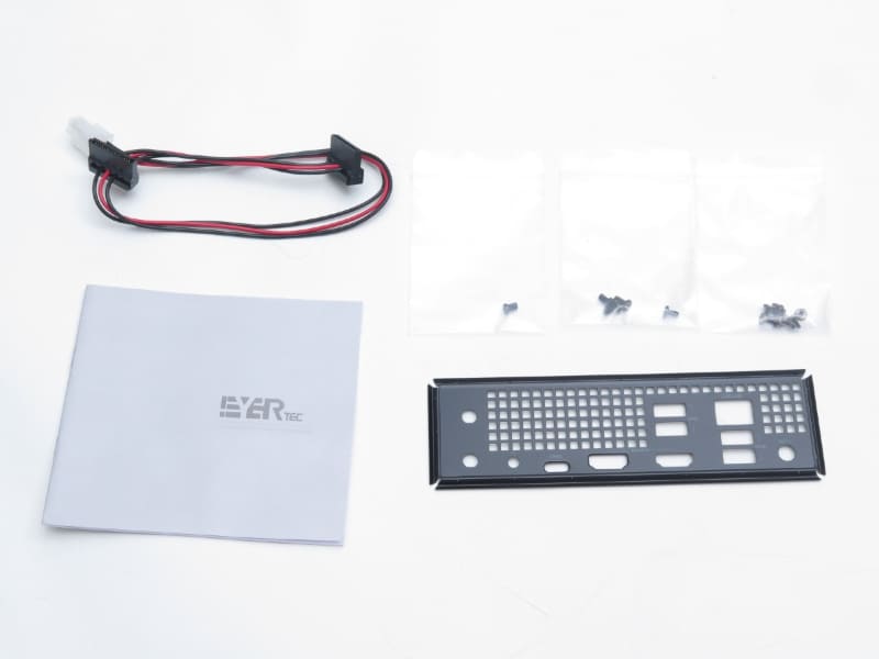 付属品など。バックパネルはなかなかの高級感だ。ネジは少し多めに入っている