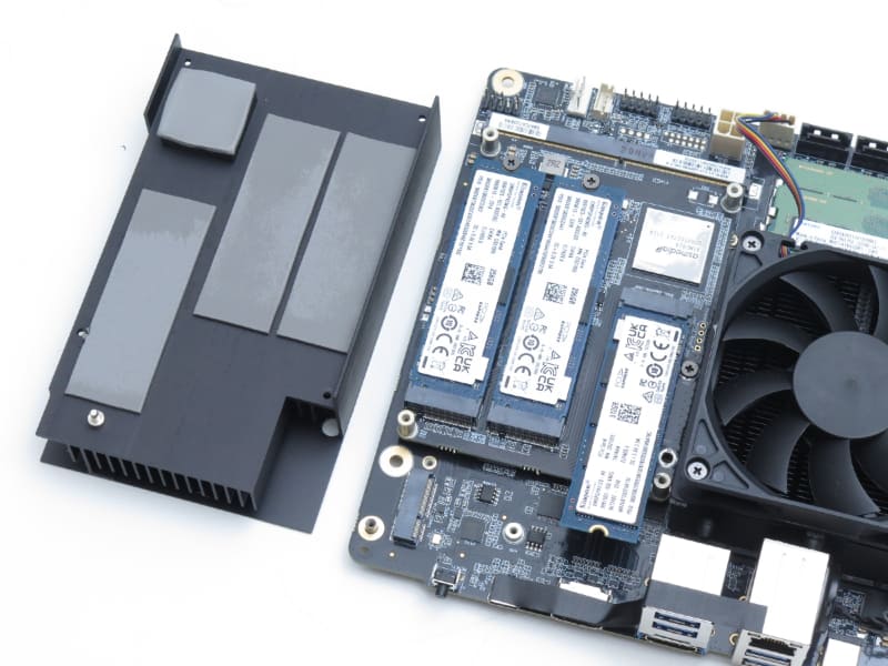 MXMカード側のM.2をすべて埋めてみた。ちなみにこのうち1基はネジ止めできないが、ヒートシンク側に突起があり、それで留める形