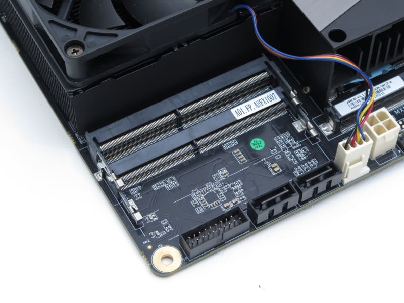 メモリはDDR4 SO-DIMM×2