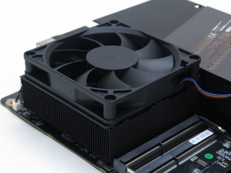 CPUクーラーはオールブラックで精悍な印象。ヒートパイプも3本使われている。ファンは80mm角