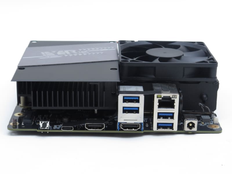 背面インターフェイスはUSB4、USB 3.1×2、USB 3.0×2、HDMI×2、DC入力。リセットスイッチがあるのも親切