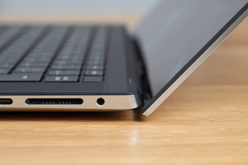 ディスプレイは最大134度まで展開可能だ