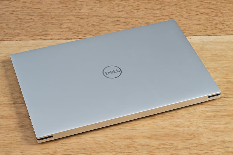 ボディ天面はCNC削り出しアルミニウム。側壁にはダイヤモンドカット加工が施されており、傷が付きにくい