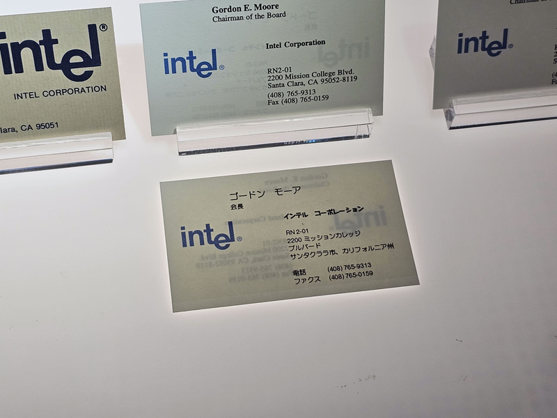 ゴードン・ムーア氏の日本語表記はその昔「ゴードン・モーア」氏だったという驚きの展示
