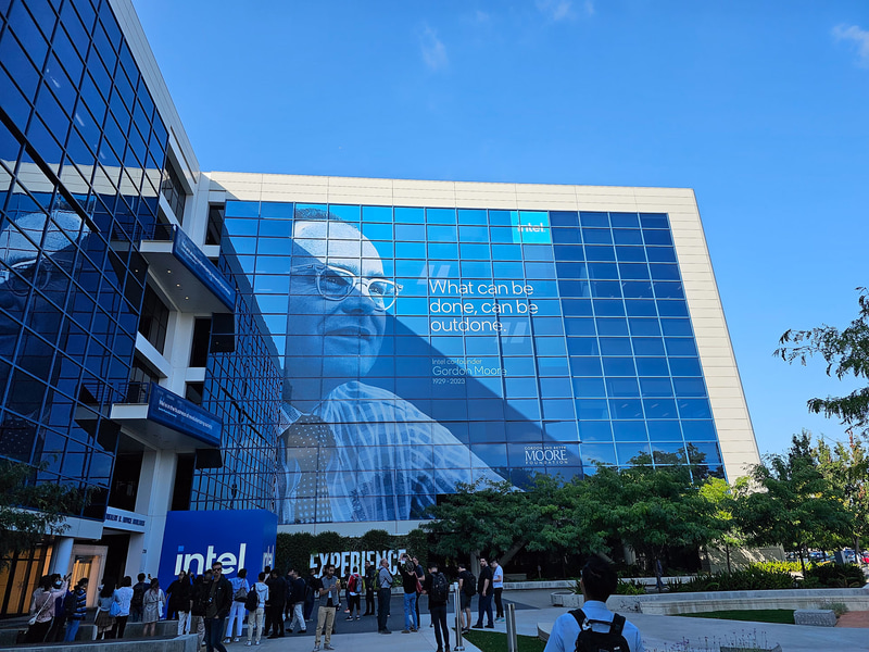 Intel本社のRNB(ロバート・ノイス・ビルディング)。Intel従業員には本社というより、RNBという略称で親しまれている