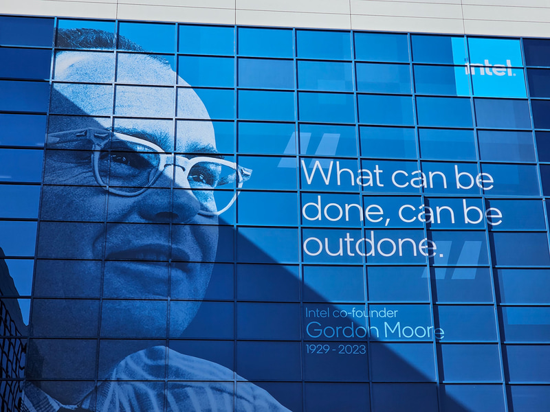 RNBの側面に飾られているゴードン・ムーア氏の遺影