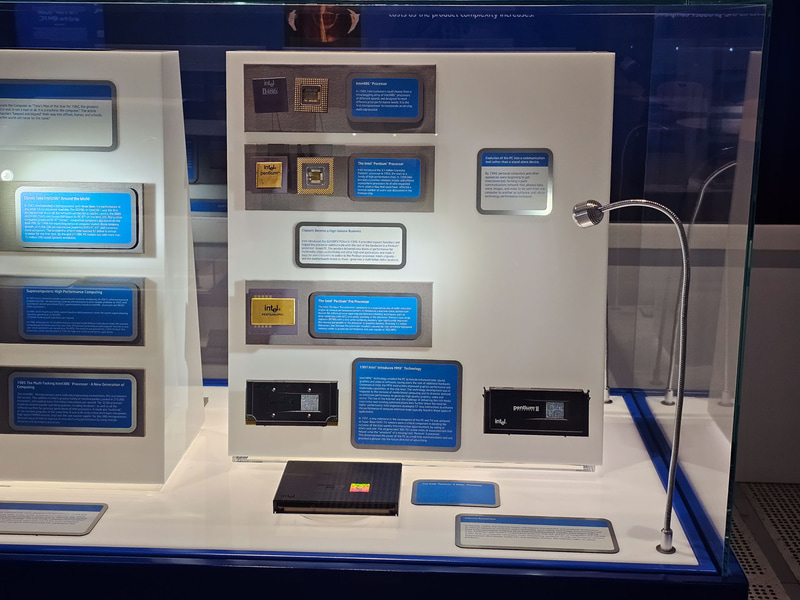Intelの歴史CPU、もはや懐かしいPentium ProやPentium IIなども展示されている