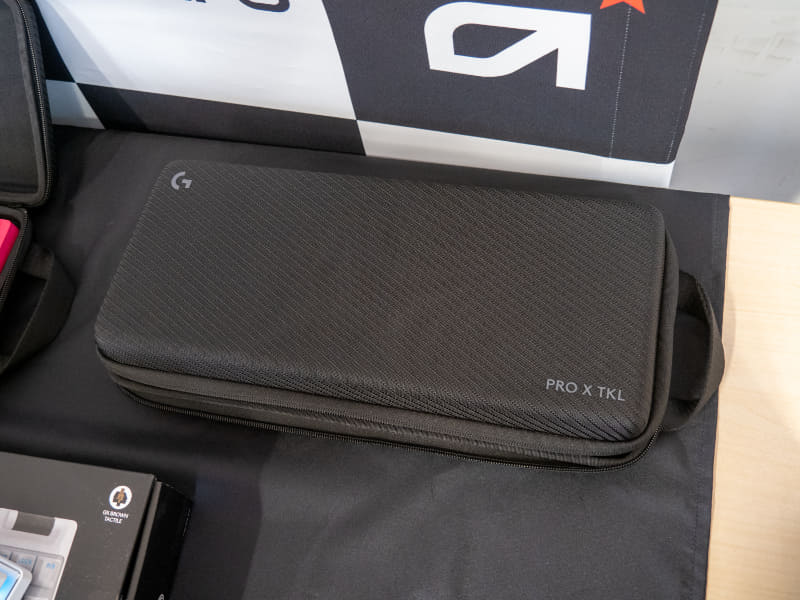 キャリーケースを付属する