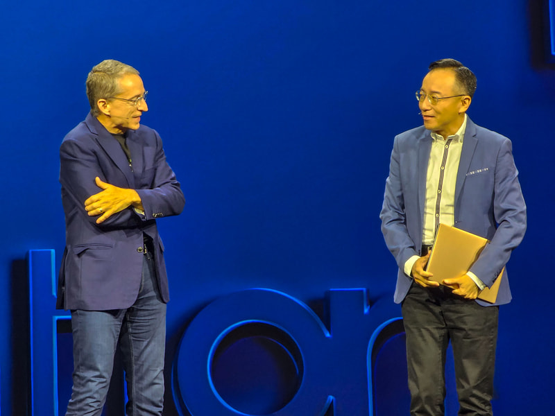Intel CEO パット・ゲルシンガー氏(左)とAcer COO ジュリー・カオ氏(右)