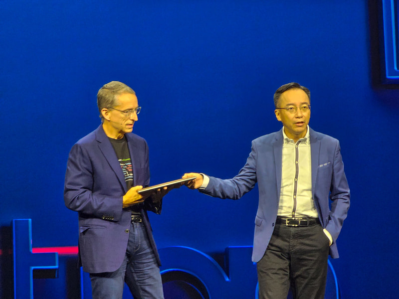 Acer Swiftをゲルシンガー氏に渡すAcer カオ氏