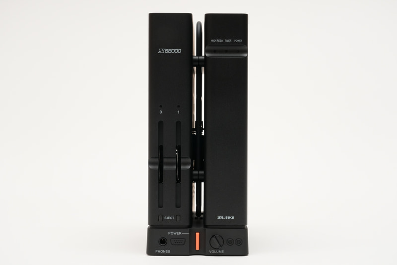 本体前面。左側にはSDメモリカードスロット×2、下部にはヘッドフォン端子、パワースイッチ、ボリューム調節を用意