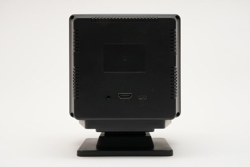 背面には3.5mmオーディオ出力、HDMI、USB Type-C(電源供給用)を用意