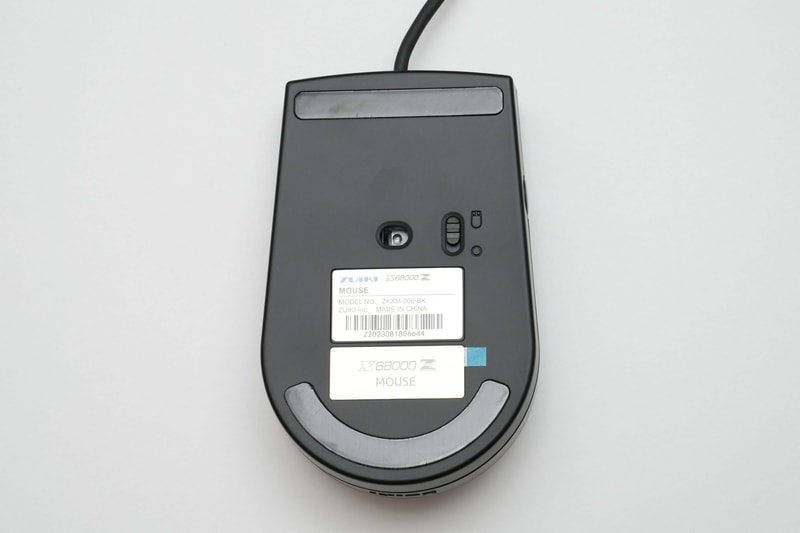 底面のスイッチでマウスモードとトラックボールモードを切り替え可能だ