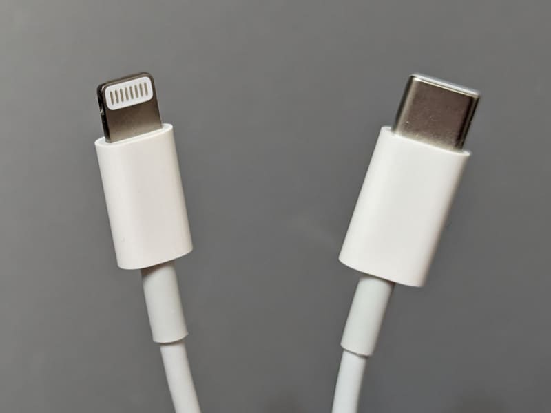 左がLightning、右がUSB Type-C。どちらもリバーシブル仕様だ