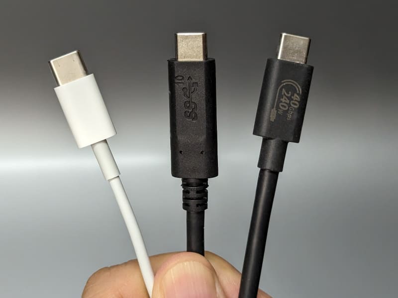 USB Type-Cケーブルの仕様を外観から判別することは不可能。ただし製品によってはカバー部にスペックが刻印されている場合もある