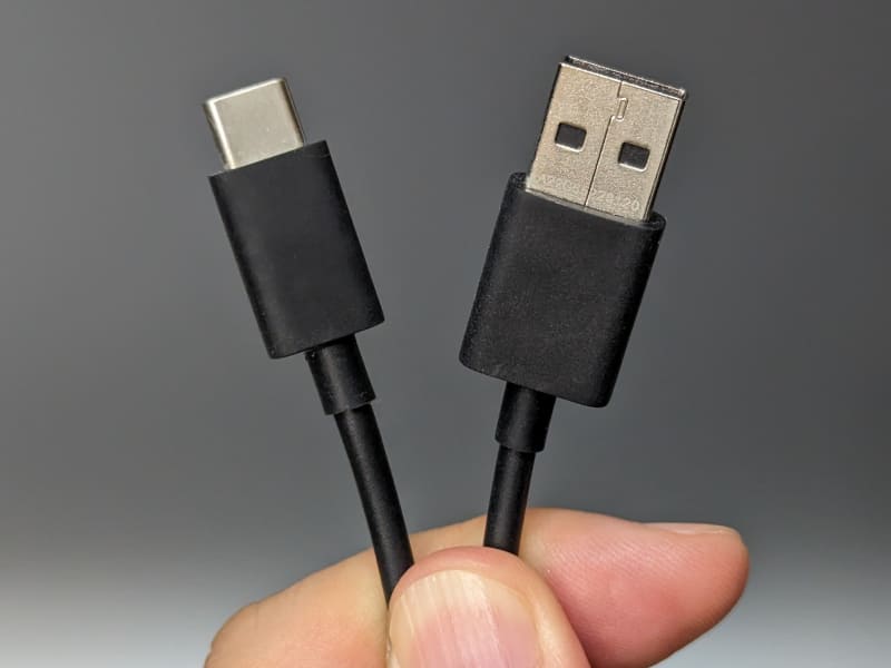 片方がUSB Type-C、もう片方がUSB Type-Aの、いわゆる「USB A-Cケーブル」。iPhone 15シリーズの充電にも使えるが、急速充電には対応しない