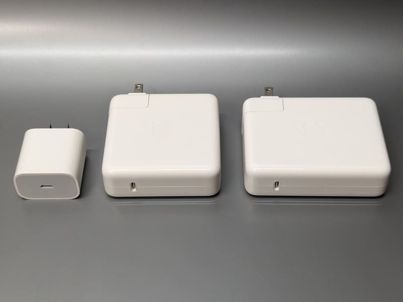 左から、iPadなどに付属する「Apple 20W USB-C電源アダプタ」、「96W USB-C電源アダプタ」、「140W USB-C電源アダプタ」。どれもiPhone 15シリーズの充電に対応する