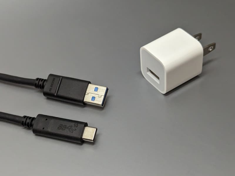 iPhone 11以前のiPhoneに付属していた「5W USB 電源アダプタ」。USB A-Cケーブルを使えばiPhone 15シリーズの充電にも対応するはずだが、出力が最大5Wしかないので、20Wや30Wの急速充電器に比べると速度は大きく劣る