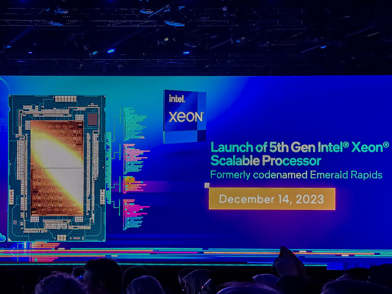 第5世代Xeon SP、2つのダイが1パッケージに統合されていることが分かる。第4世代Xeon SPでは4つのダイが1パッケージに統合されていた