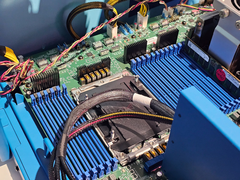 どうみてもGranite RapidsとみられるCPUを利用して行なわれているMCR DIMMのデモ