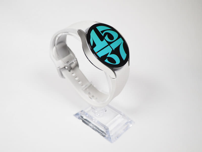 「<a href="https://www.samsung.com/jp/watches/galaxy-watch/galaxy-watch6-40mm-gold-bluetooth-sm-r930nzeaxjp/" class="n" target="_blank">Galaxy Watch6</a>」(44mmモデル)の外観。前の2モデルと比べると金属が使用されていることから素材感は大きく異なり、より高級感のあるデザインとなっている