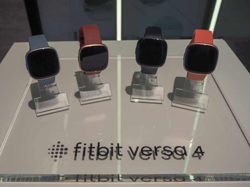 Google傘下となったFitbitのスマートウォッチなどは中価格帯に分類される。「Versa 4」はフィットネスや睡眠の測定に加え、「Suica」にも対応するのが特徴だ