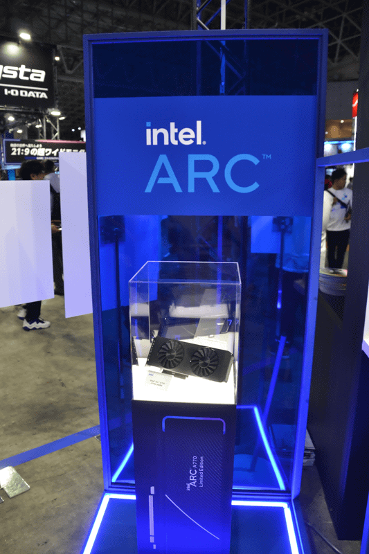 少し離れた場所にIntel Arc A750も純正品も展示。台座がA770なのはご愛敬