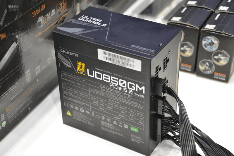 見慣れないGIGABYTE製の電源ユニットも置かれていた。PCIe 5.0対応の最新型だが、日本での発売は予定していないそうだ