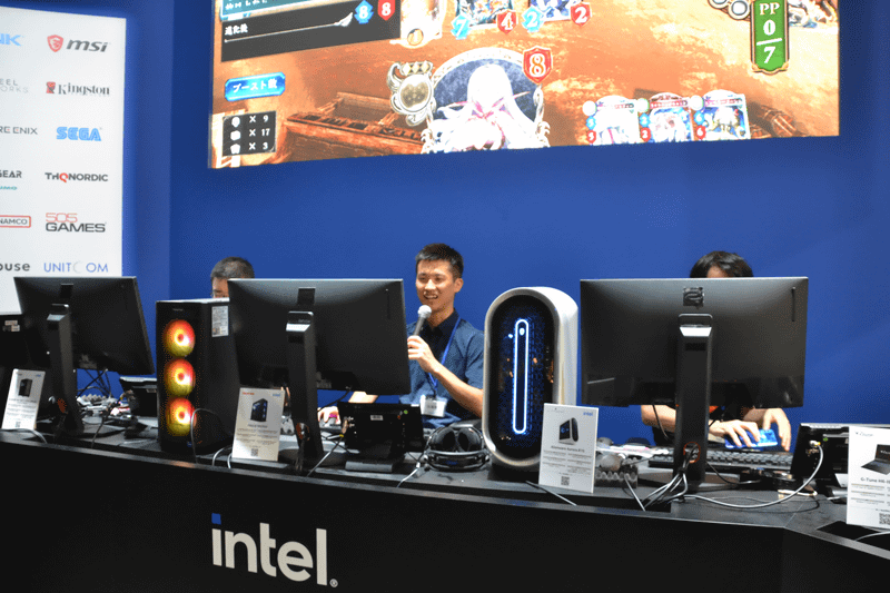 ステージでは現地から配信を行っている