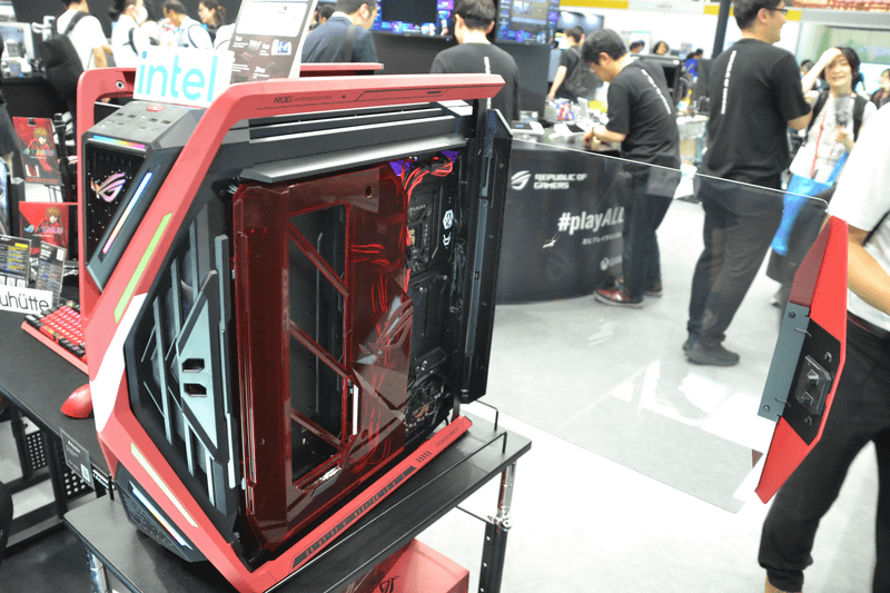 かなり大型のケースながら、左右両方のサイドパネルがワンタッチで開けられて実用的