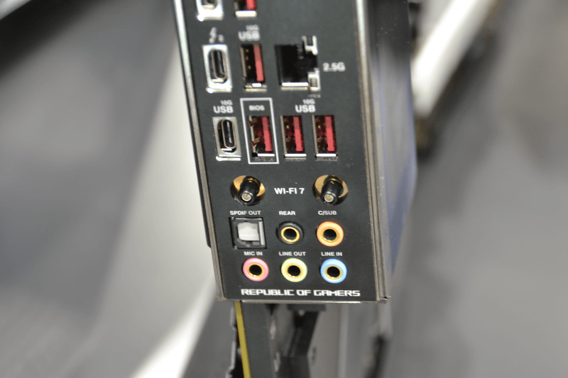 この3機種ではWi-Fiアンテナの取り付け方が変更されている