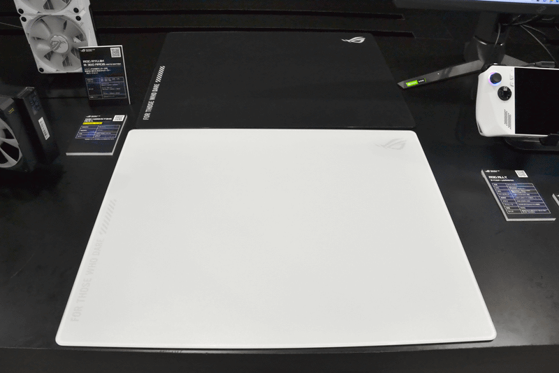 「ROG Moonstone Ace L」。手前がホワイト、奥がブラック。強化ガラス製で表面もよく滑る