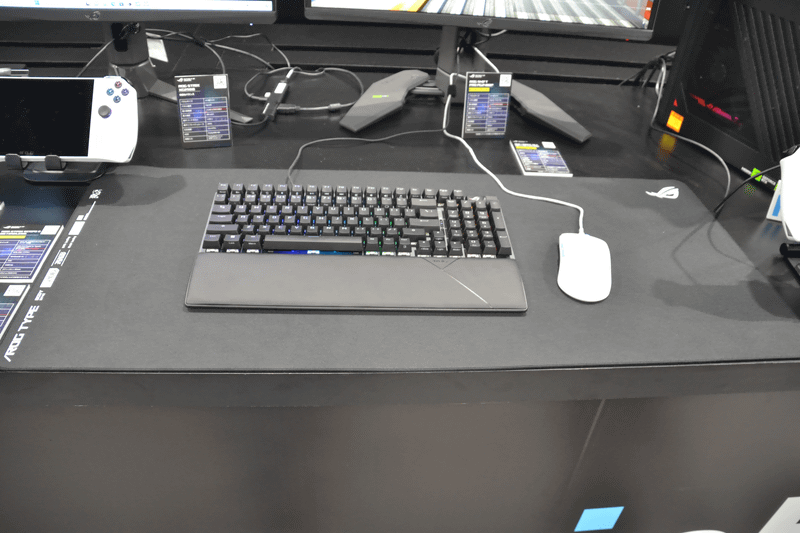 下に敷いてある大判マウスパッドが「ROG Hone Ace XXL」