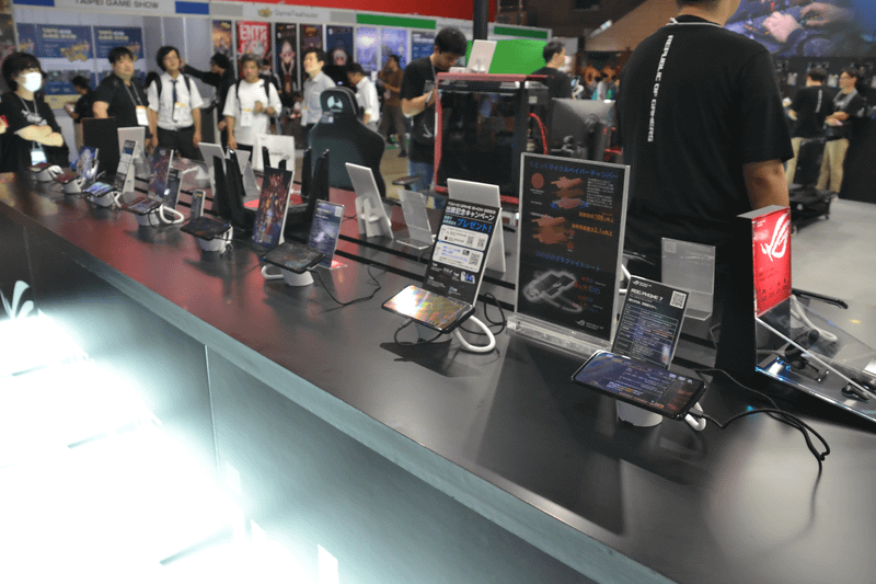 「ROG Phone 7」も多数の試遊機が置かれている