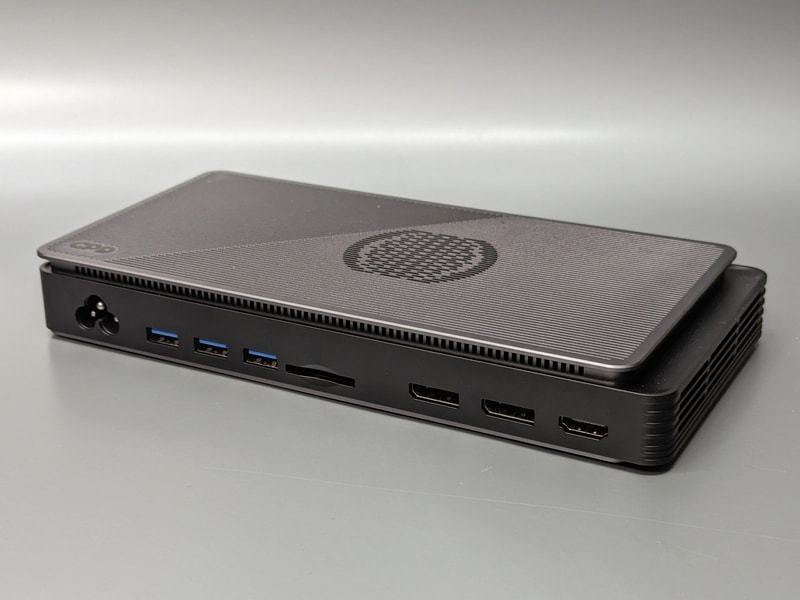 見た目はGPUボックスというよりもドッキングステーションだ