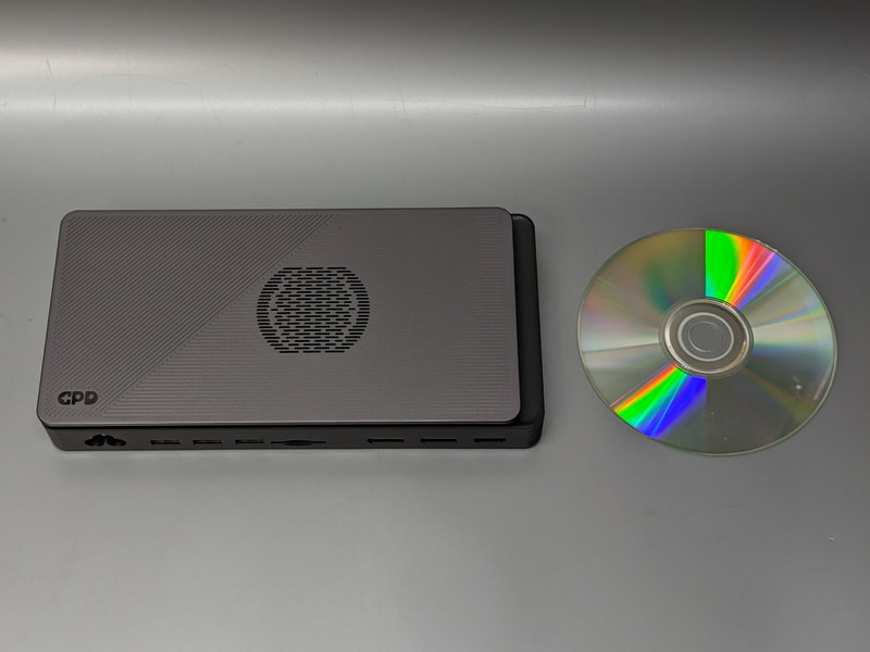 CDとのサイズ比較。天地は意外とコンパクトなことが分かる