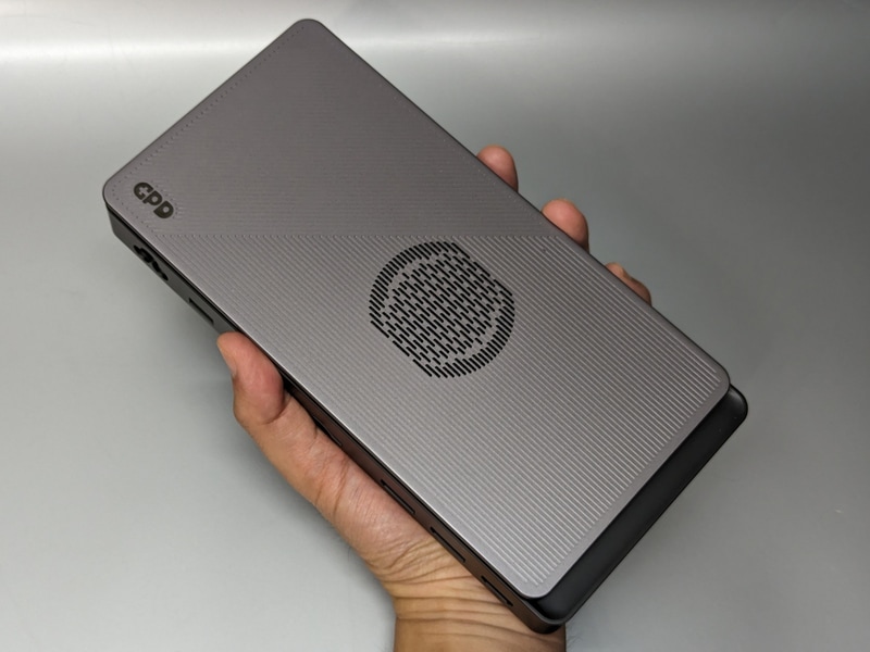 片手でも十分に持てるサイズ。実寸は約225×111×30mm