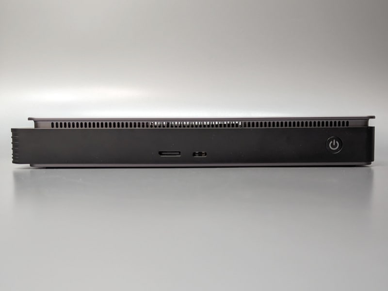 背面。USB 3.2ポート(USB A)×3、SDカードリーダ、DisplayPort 1.4ポート×2、HDMI 2.1ポートを備える