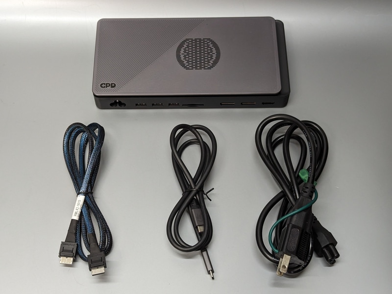 OCuLink接続ケーブル(左)は別売。標準添付されるのはUSB4ケーブル(中央)と電源ケーブル(右)のみ