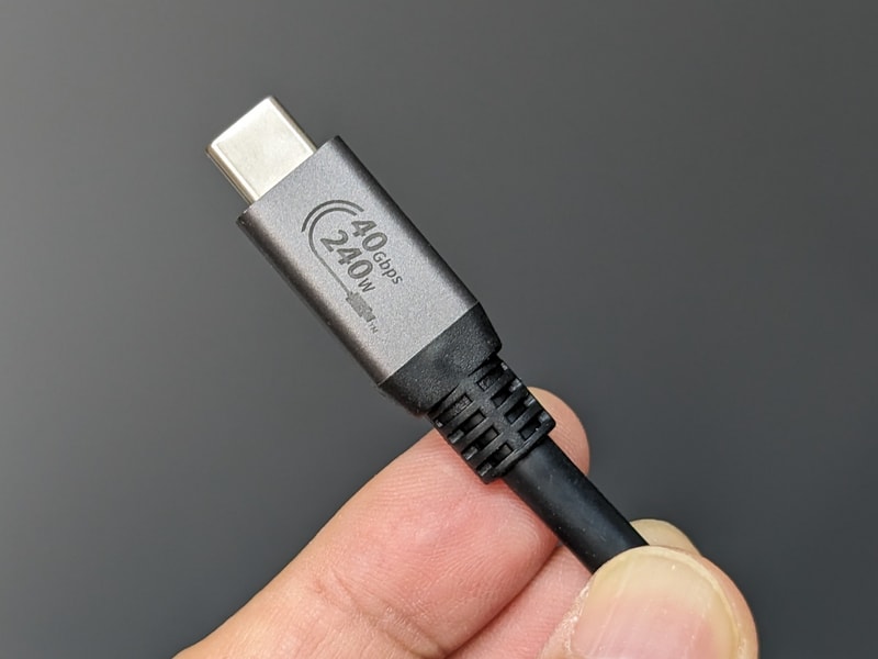 USB4ケーブル。ロゴを見る限り正式認証品のようだ。240Wまで対応する