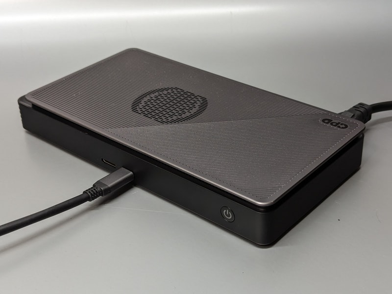 まずは本製品に電源ケーブルを挿し、次いでUSB4ケーブルを接続