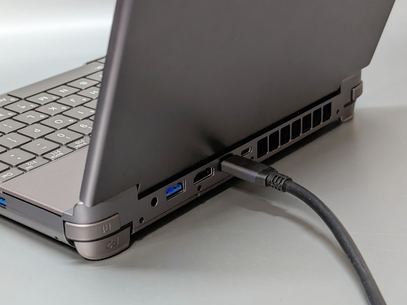 ノートPCとはUSB4ケーブルで接続する。本製品から最大60Wでの給電も行なえる