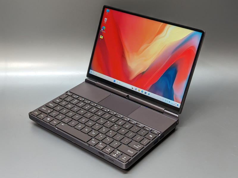 天空のポータブルゲーミングノート「GPD WIN Max2」。AMD Ryzen7 6800Uを搭載する。OSはWindows 11 Home