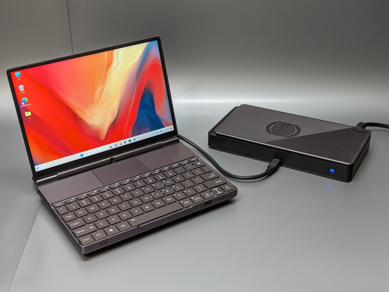 USB4ケーブルで接続する。電源は本製品から供給される