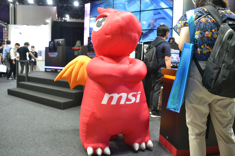 ブースの目印になるドラゴン